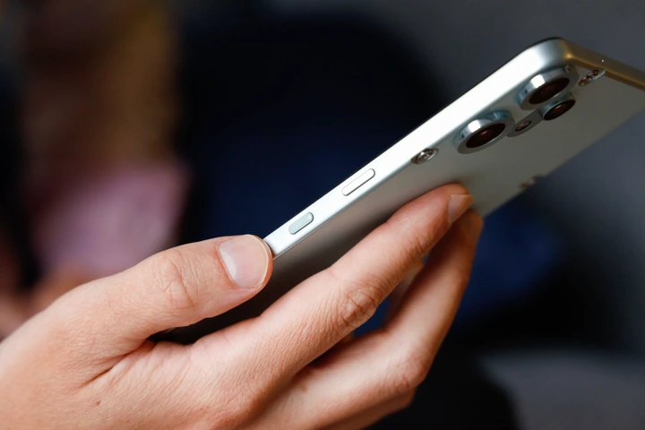 Bottone AI: Comparazione con Altre Innovazioni nei Comandi Smartphone