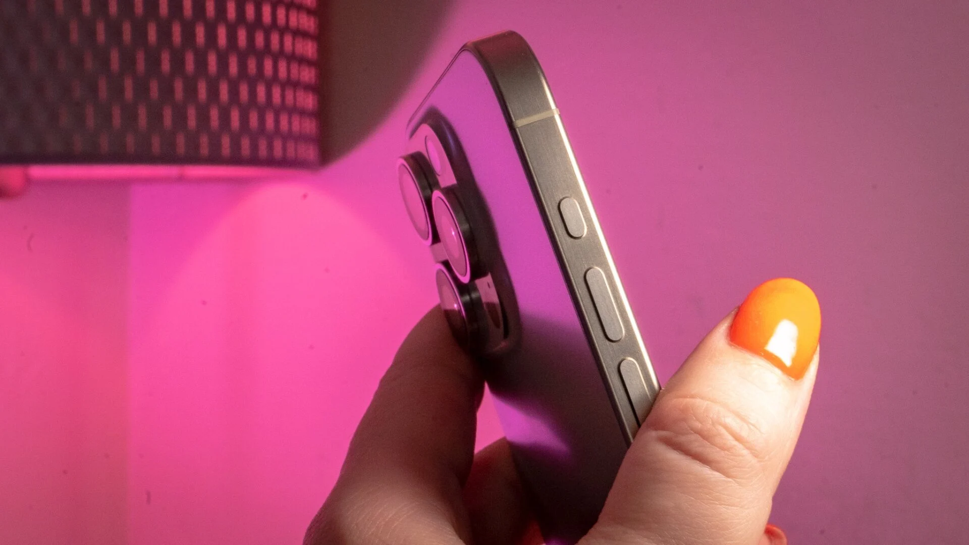 Bottone AI: Uno Sguardo Retrospettivo ai Comandi Fisici negli Smartphone